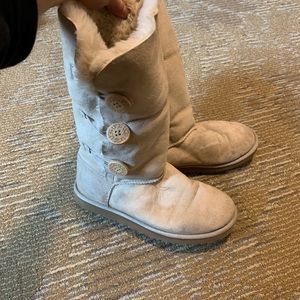 Cream colored uggs!